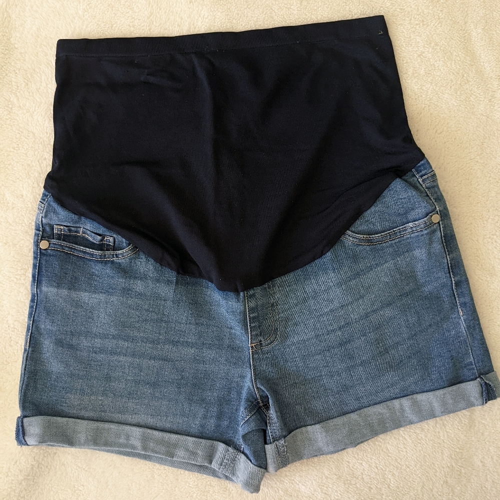 Time and Tru Maternity Jean Shorts. Size M(8-10)